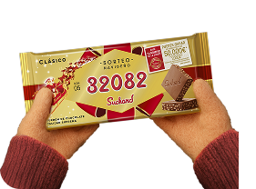 Mano mostrando tableta Suchard